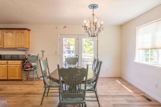 209 NW Stone Fly Court, Grants Pass, OR 97526