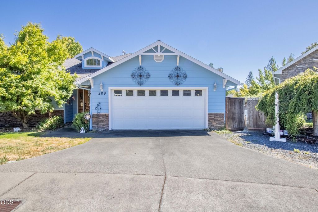 209 NW Stone Fly Court, Grants Pass, OR 97526