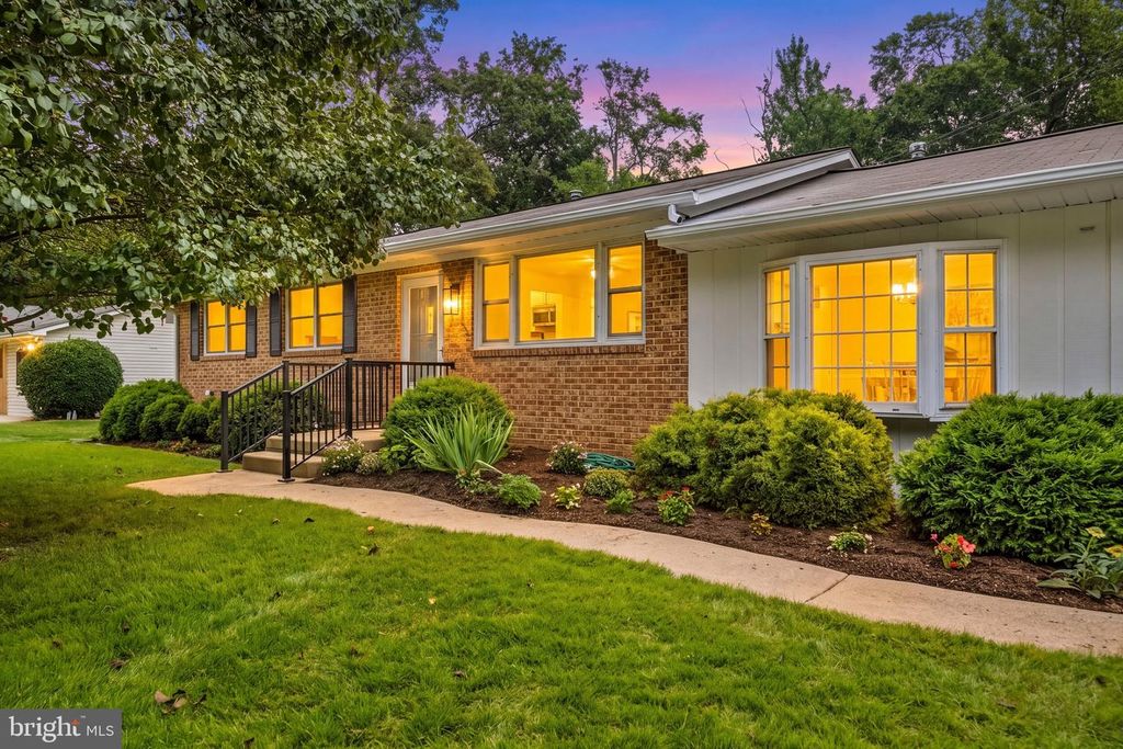 8618 LANTERN LN, Clinton, MD 20735