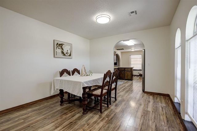 11020 Coachmans Road, Yukon, OK 73099
