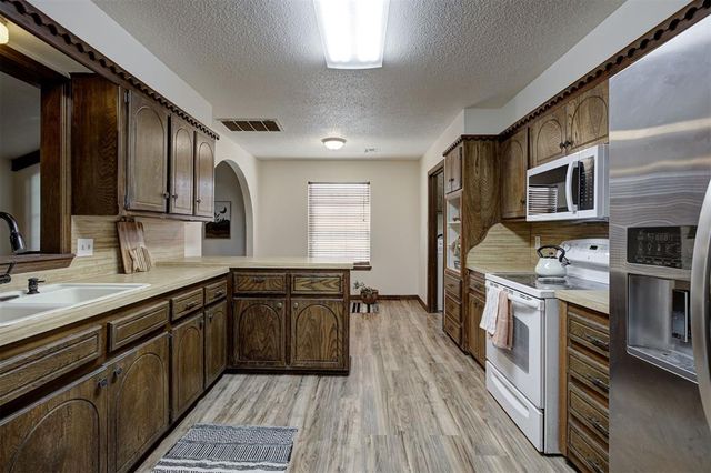 11020 Coachmans Road, Yukon, OK 73099