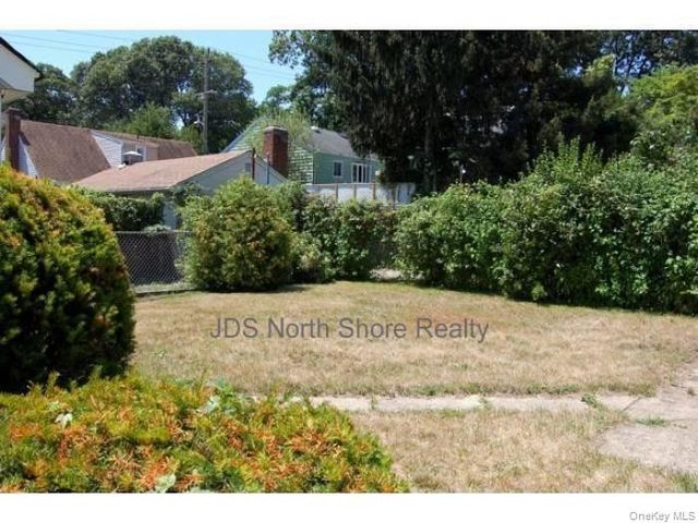 10 Leech Circle N Drive, Glen Cove, NY 11542