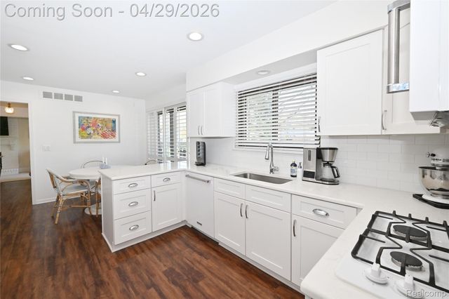 6024 Ledgeway Drive, West Bloomfield Charter Township, MI 48322