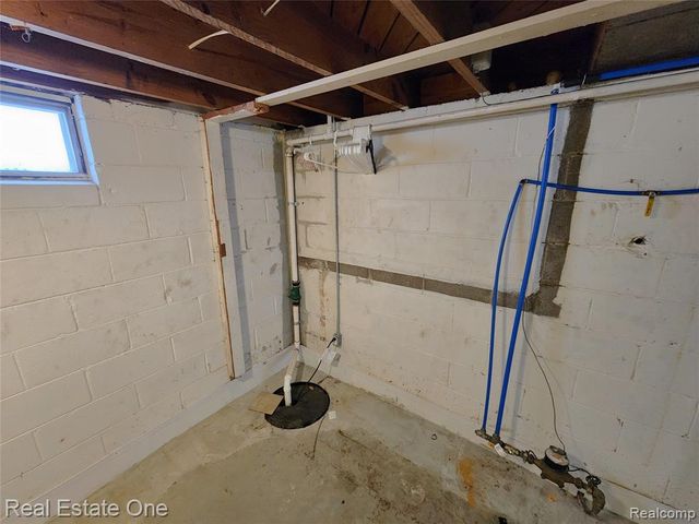 1437 E Madge Avenue, Hazel Park, MI 48030