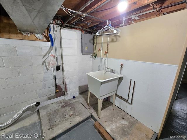 1437 E Madge Avenue, Hazel Park, MI 48030