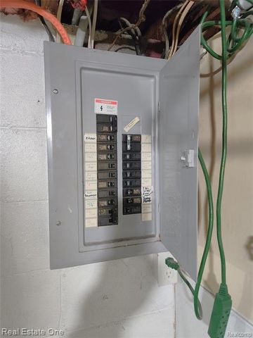 1437 E Madge Avenue, Hazel Park, MI 48030