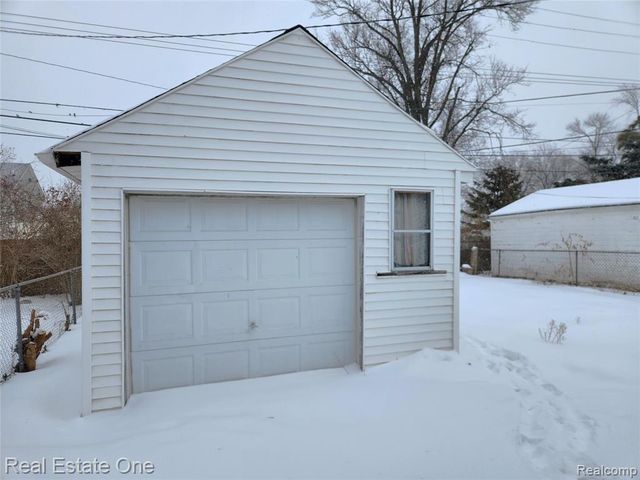 1437 E Madge Avenue, Hazel Park, MI 48030