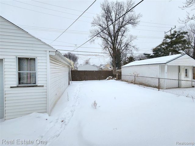 1437 E Madge Avenue, Hazel Park, MI 48030