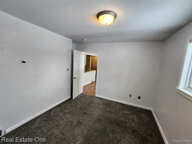 1437 E Madge Avenue, Hazel Park, MI 48030