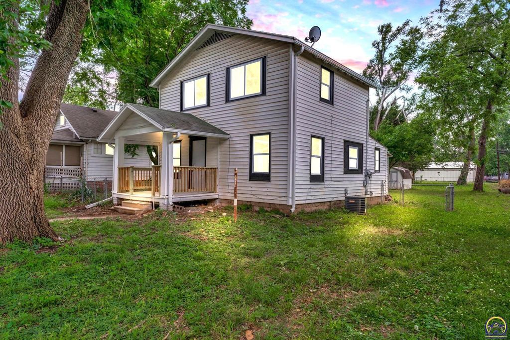 2007 NE Quincy ST, Topeka, KS 66608