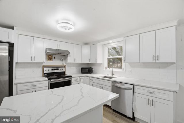 15 CATALINA DR, Mount Wolf, PA 17347