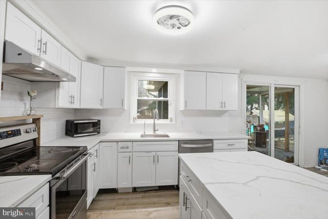 15 CATALINA DR, Mount Wolf, PA 17347