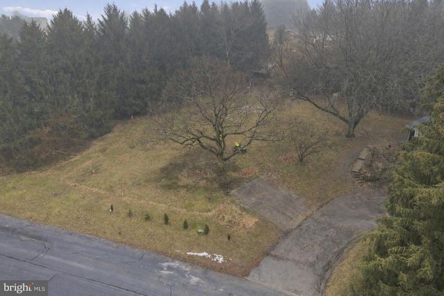 15 CATALINA DR, Mount Wolf, PA 17347