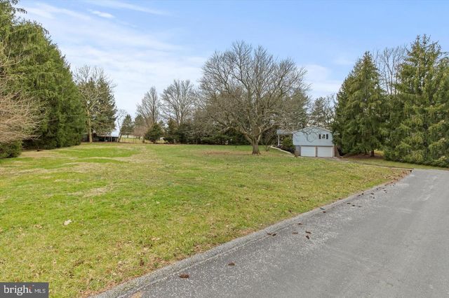 15 CATALINA DR, Mount Wolf, PA 17347