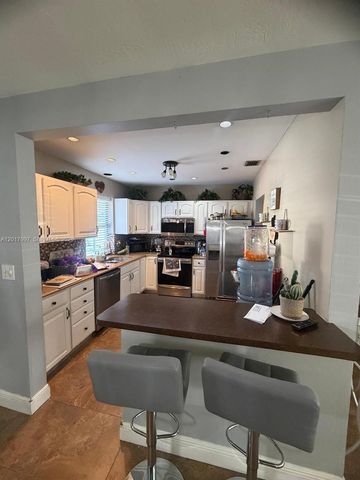 621 SW 71st Ter, Pembroke Pines, FL 33023