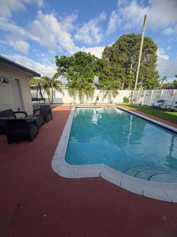 621 SW 71st Ter, Pembroke Pines, FL 33023
