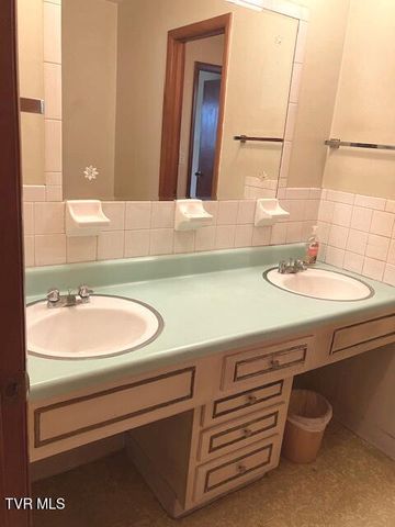 1917 Club Drive, Johnson City, TN 37601