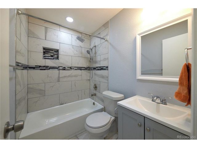 7050 W Cedar Ave 212, Lakewood, CO 80226