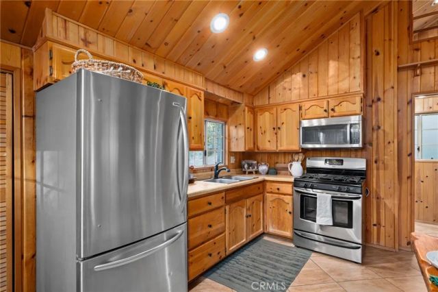 32143 West Drive, Running Springs, CA 92382