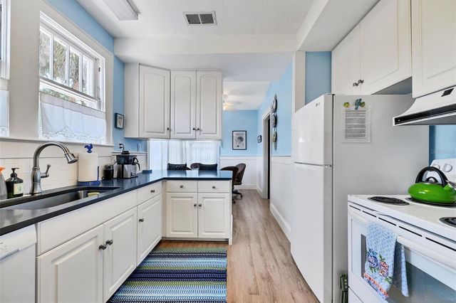 1676 OAK STREET, Sarasota, FL 34236