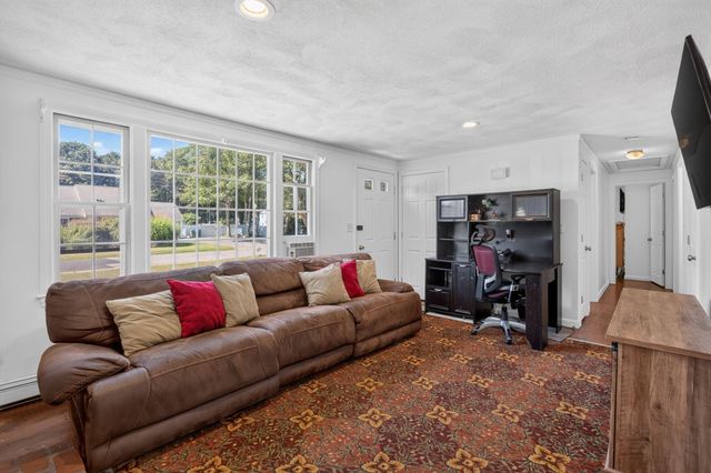 39 Kerrywood Drive, Teaticket, MA 02536