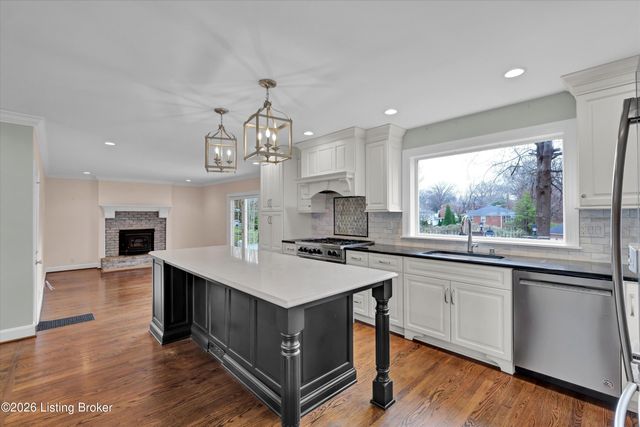 6108 Rodes Dr, Northfield, KY 40222