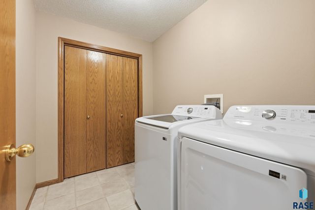 2407 S Eisenhower Ave Avenue, Sioux Falls, SD 57106