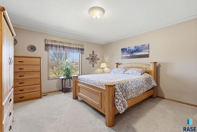 2407 S Eisenhower Ave Avenue, Sioux Falls, SD 57106