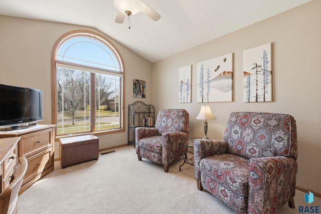 2407 S Eisenhower Ave Avenue, Sioux Falls, SD 57106