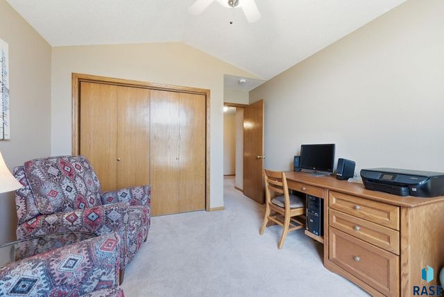 2407 S Eisenhower Ave Avenue, Sioux Falls, SD 57106