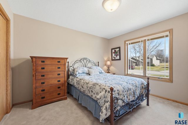 2407 S Eisenhower Ave Avenue, Sioux Falls, SD 57106