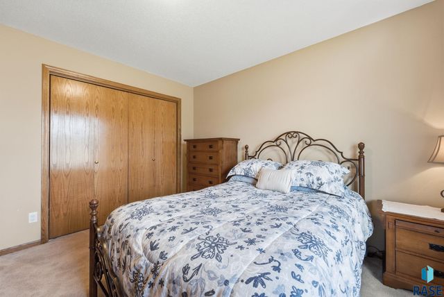 2407 S Eisenhower Ave Avenue, Sioux Falls, SD 57106