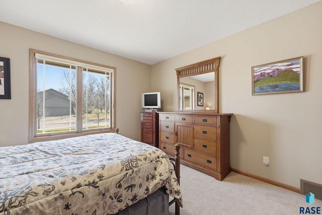 2407 S Eisenhower Ave Avenue, Sioux Falls, SD 57106