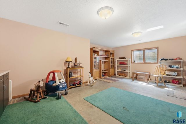 2407 S Eisenhower Ave Avenue, Sioux Falls, SD 57106