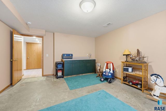 2407 S Eisenhower Ave Avenue, Sioux Falls, SD 57106