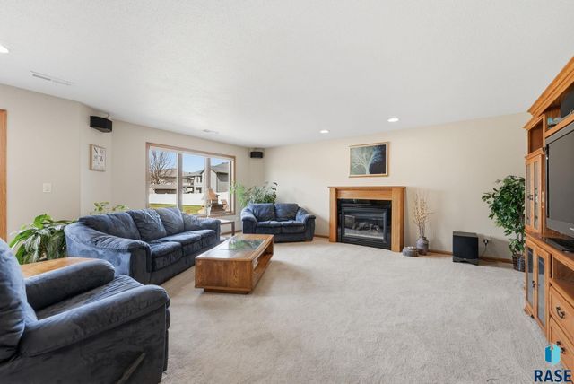 2407 S Eisenhower Ave Avenue, Sioux Falls, SD 57106