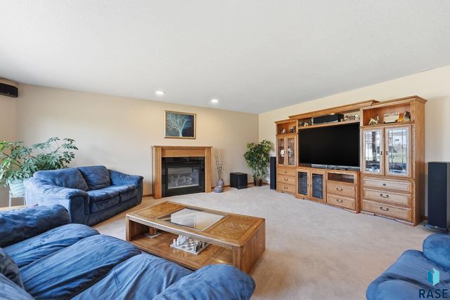 2407 S Eisenhower Ave Avenue, Sioux Falls, SD 57106