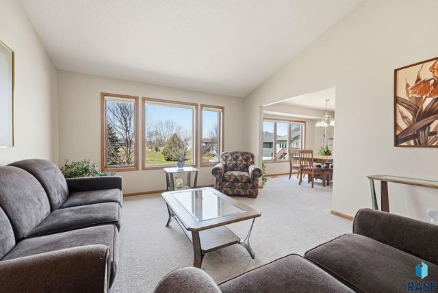 2407 S Eisenhower Ave Avenue, Sioux Falls, SD 57106