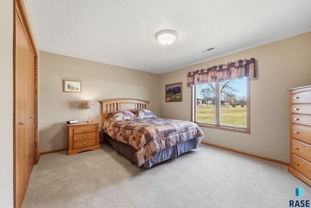 2407 S Eisenhower Ave Avenue, Sioux Falls, SD 57106