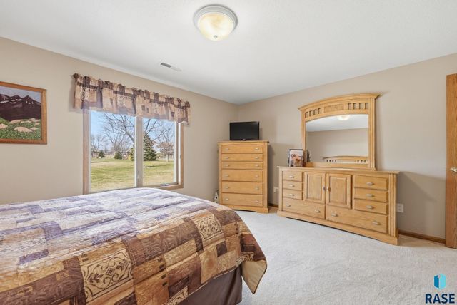 2407 S Eisenhower Ave Avenue, Sioux Falls, SD 57106