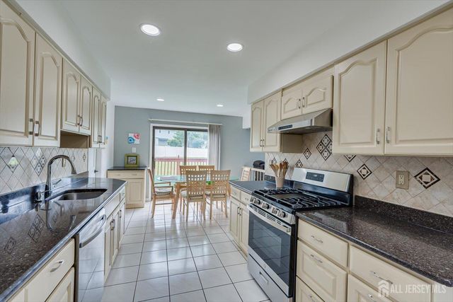 10 Patriot Court, Edison, NJ 08820