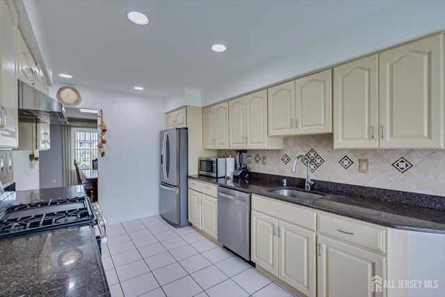 10 Patriot Court, Edison, NJ 08820