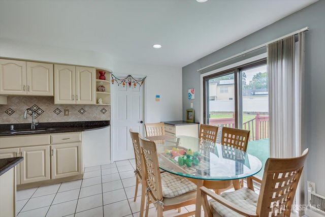 10 Patriot Court, Edison, NJ 08820