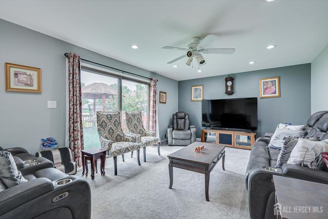 10 Patriot Court, Edison, NJ 08820