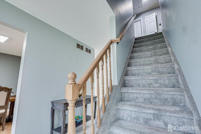 10 Patriot Court, Edison, NJ 08820