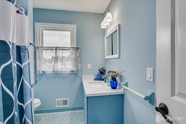 10 Patriot Court, Edison, NJ 08820