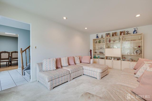 10 Patriot Court, Edison, NJ 08820