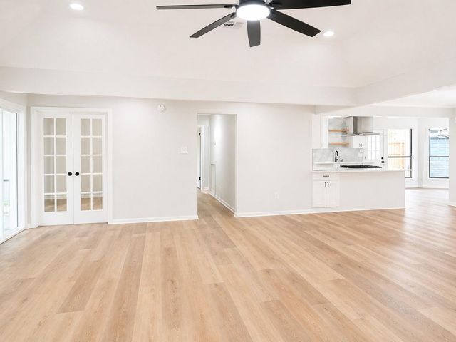 15410 Rio Plaza Drive, Houston, TX 77083