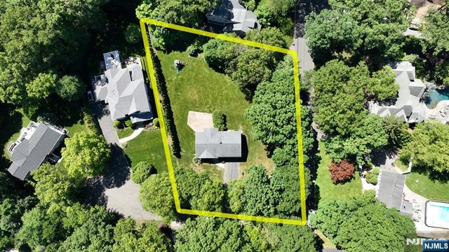 102 Lisa Court, Wyckoff, NJ 07481