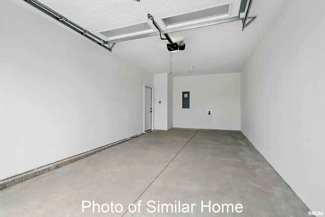 553 N 4TH Avenue, Eldridge, IA 52748